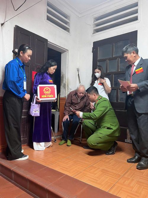 Sự tham gia tích cực hỗ trợ, trách nhiệm của lực lượng làm nhiệm vụ phường Phú Thượng đã giúp cử tri phấn khởi thực hiện quyền và trách nhiệm công dân của mình tại nhà