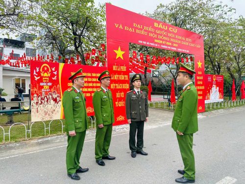 Ngay từ sáng sớm 15-3, Ban chỉ huy Công an phường Phú Thượng triển khai nhiệm vụ sẵn sàng phục vụ cử tri tại các điểm bầu cử trên địa bàn