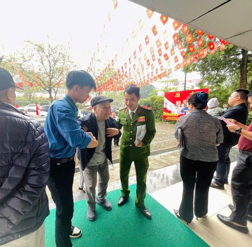Đây không chỉ là ngày bầu cử mà còn là ngày hội của toàn dân, khi mỗi cử tri thực hiện quyền làm chủ, trực tiếp cầm trên tay lá phiếu của niềm tin để lựa chọn những đại biểu xứng đáng, đại diện cho ý chí, nguyện vọng của nhân dân và khát vọng phát triển của đất nước