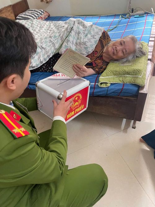 Đối với những cử tri không đủ điều kiện sức khỏe đến điểm bỏ phiếu, tổ bầu cử đã chuẩn bị thùng phiếu phụ để mang đến từng gia đình, giúp cử tri thực hiện quyền và nghĩa vụ công dân