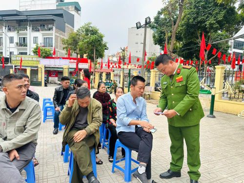 Trong sáng sớm 15-3, đông đảo cử tri đã nô nức đến các khu vực bỏ phiếu để thực hiện quyền và nghĩa vụ công dân. Công tác tổ chức bầu cử tại địa bàn được triển khai chu đáo, đúng quy định, bảo đảm an toàn, dân chủ và thuận tiện cho cử tri