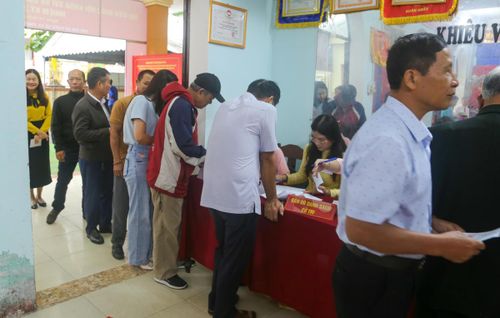 Nhiều cử tri đến bỏ phiếu sớm. Ảnh: Đỗ Văn.