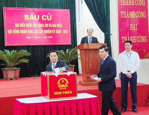 Bí thư Tỉnh ủy Nguyễn Doãn Anh, Chủ tịch UBND tỉnh Thanh Hóa là những người bỏ những lá phiếu đầu tiên tại tổ bầu cử số 58, tổ dân phố Bình Minh. Ảnh: Nguyễn Chung.