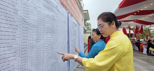 Nghiêm túc lựa chọn những người xứng đáng... Ảnh: Nguyễn Chung.