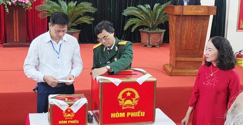 Hòm phiếu được kiểm tra và niêm phong trước giờ "G". Ảnh: Nguyễn Chung.