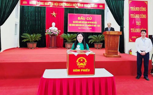 Bà Phạm Thị Thanh Thủy, Chủ nhiệm Ủy ban Kiểm tra Tỉnh ủy Thanh Hóa cùng các cử tri tại khu phố Bình Minh thực hiện quyền và nghịa vụ công dân của mình tại tổ bầu cử số 58, phường Hạc Thành. Ảnh: Nguyễn Chung.