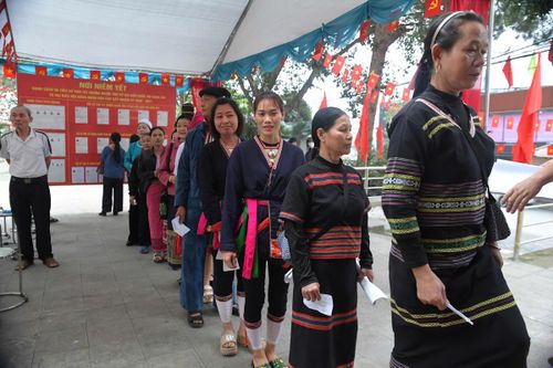 Không khí tại khu vực bỏ phiếu diễn ra trang trọng, dân chủ, thể hiện tinh thần trách nhiệm của cử tri đối với sự kiện chính trị quan trọng của đất nước.