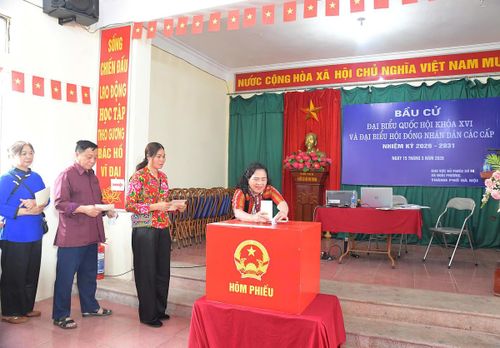 Khoảnh khắc bà con đồng bào bỏ lá phiếu vào hòm phiếu.