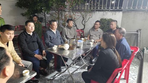 Thiếu tướng Trần Xuân Ánh, Giám đốc Công an tỉnh Hưng Yên thăm hỏi gia đình nạn nhân. Ảnh: Công an tỉnh Hưng Yên.