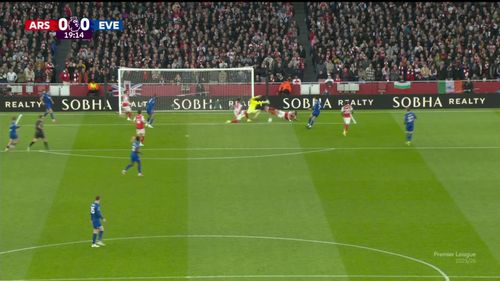  Dù rơi vào thế bất lợi, sao Arsenal vẫn kịp cản bóng. 