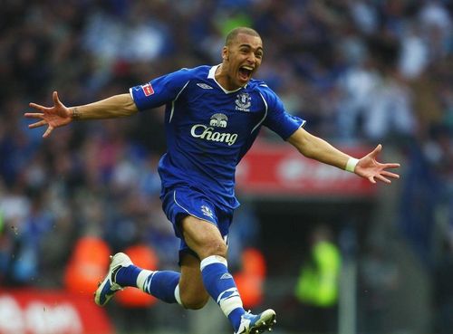 Trước Dowman, James Vaughan là người giữ kỷ lục cầu thủ trẻ nhất ghi bàn tại Premier League. Ở tuổi 16 và 270 ngày, Vaughan ghi bàn vào ngày 10/4/2005, trong trận Everton thắng Crystal Palace 4-0. Tài năng trẻ của Everton khi đó cũng ghi bàn ấn định tỷ số. Kỷ lục này được giữ trong hơn 20 năm trước khi bị Dowman vượt qua.