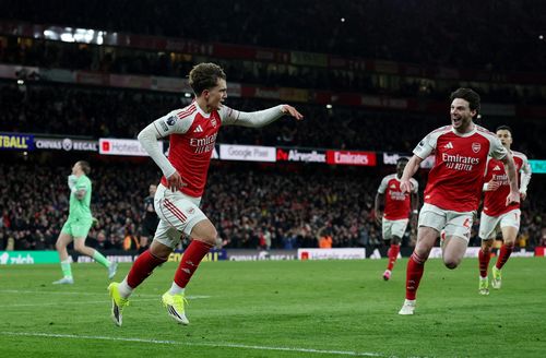 Arsenal giành chiến thắng quan trọng 2-0 trước Everton trong trận đấu căng thẳng tại Emirates, và Dowman ghi bàn lịch sử ở phút bù giờ, giúp anh trở thành cầu thủ trẻ nhất ghi bàn tại Ngoại hạng Anh (ở tuổi 16 và 73 ngày).
