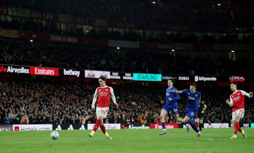 Trước đó, Dowman là cầu thủ trẻ nhất ra mắt Champions League (ở tuổi 15), và có màn trình diễn ấn tượng ngay từ lần ra mắt Premier League hồi tháng 8 năm ngoái.