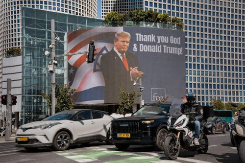  Áp phích cảm ơn ông Trump đang được treo tại Tel Aviv (Israel). Ảnh: New York Times. 