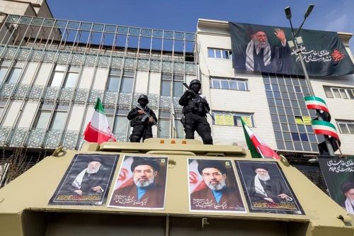  Chân dung lãnh tụ tối cao mới của Iran được treo phía trên quảng trường Enghelab ở trung tâm Tehran ngày 9/3. Ảnh: New York Times. 