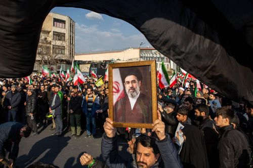  Người dân tụ tập tại Tehran mang theo cờ và áp phích có hình ông Mojtaba Khamenei để thể hiện sự trung thành đối với lãnh tụ mới của Iran. Ảnh: New York Times.