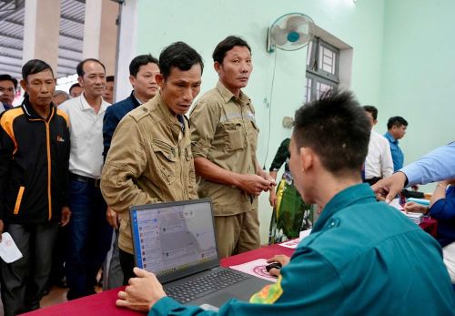 Cử tri là công nhân các nhà máy tại xã Vạn Tường xếp hàng trật tự tham gia bầu cử sớm, đảm bảo vừa thực hiện quyền công dân vừa không làm gián đoạn sản xuất