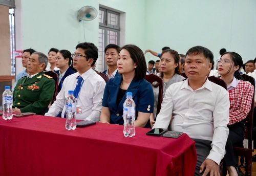 Không khí bầu cử tại các điểm bỏ phiếu ở xã Vạn Tường (Khu kinh tế Dung Quất) diễn ra trang nghiêm, đông đảo cử tri là công nhân