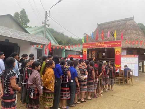 Từ sáng sớm, tại 16 điểm bầu cử của xã biên giới Avương, cử tri các thôn đã và đang nườm nượp đổ về điểm bầu cử để chọn bầu những người đủ đức, đủ tài