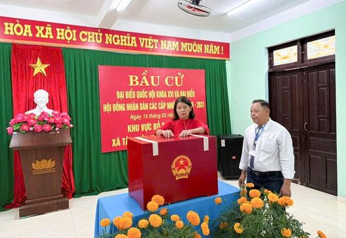 Cử tri xã đảo Tân Hiệp thực hiện quyền công dân tại ngày bầu cử