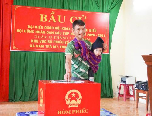 Cử tri xã Nam Trà My thực hiện quyền công dân tại ngày bầu cử
