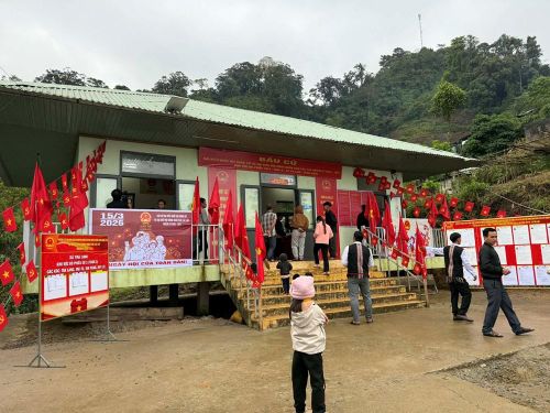 Cử tri xã Trà Linh đi bầu cử