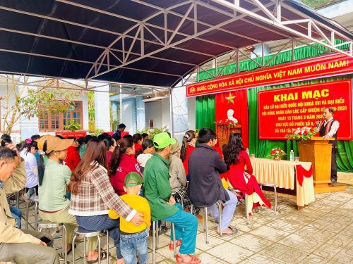 Đông đảo bà con cử tri xã miền núi Trà Tập có mặt từ sáng sớm để tham dự lễ khai mạc và thực hiện quyền, nghĩa vụ công dân của mình