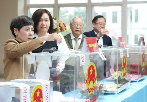 Cử tri Tổ bầu cử số 16, Ban bầu cử số 4, phường Yên Hòa, Hà Nội thực hiện nghĩa vụ công dân