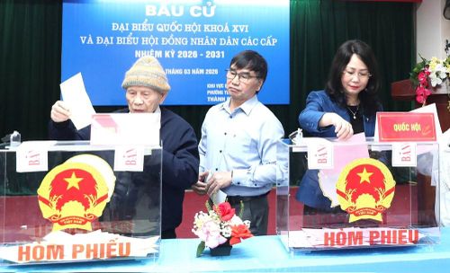 Thứ trưởng Thường trực Bộ VHTTDL Lâm Thị Phương Thanh và cụ Nguyễn Trọng Khiển thực hiện bỏ phiếu