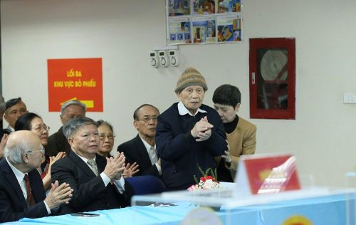 Cụ Nguyễn Trọng Khiển, cử tri năm nay vừa tròn 100 tuổi