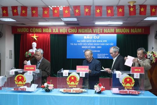 Cử tri Tổ bầu cử số 16, Ban bầu cử số 4, phường Yên Hòa, Hà Nội thực hiện nghĩa vụ công dân