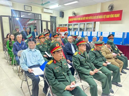 Bà Lê Thị Thương cùng cử tri bỏ phiếu bầu đại biểu Quốc hội và HĐND các cấp nhiệm kỳ 2026 - 2031