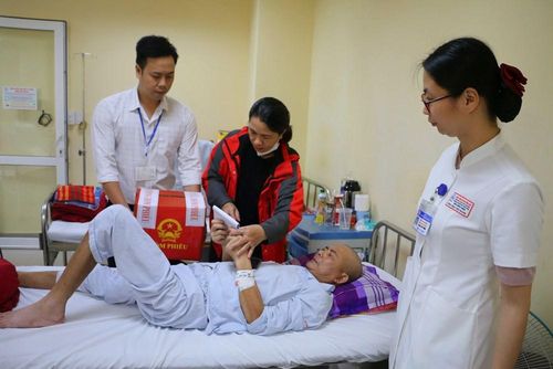 Bệnh nhân Nguyễn Công Toàn thực hiện bỏ phiếu bầu cử đại biểu Quốc hội khóa XVI và HĐND các cấp nhiệm kỳ 2026 - 2031