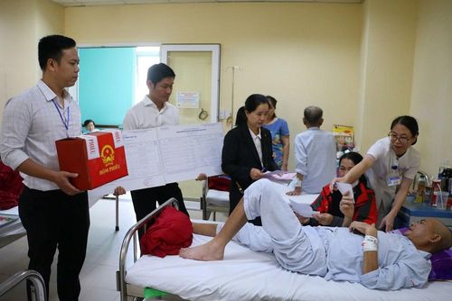 Đưa thông tin bầu cử đến tận giường bệnh tại Trung tâm Ung bướu