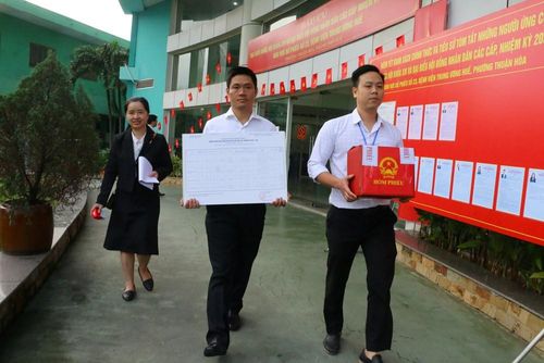 Tổ bầu cử đưa hòm phiếu lưu động đến các khoa, phòng để bệnh nhân thực hiện quyền bầu cử