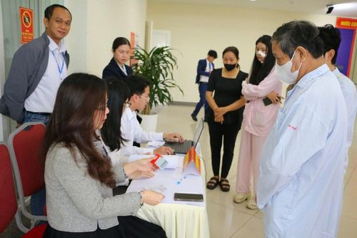 Các bệnh nhân thực hiện bỏ phiếu tại Bệnh viện Trung ương Huế