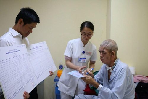 Ông Tôn Thất Chiến, điều trị tại Trung tâm Ung bướu - Bệnh viện Trung ương Huế thực hiện bầu cử tại giường bệnh
