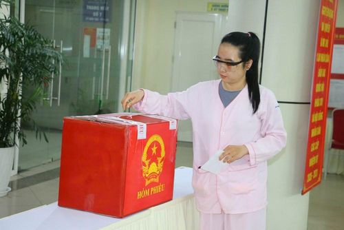 Bệnh nhân điều trị tại Bệnh viện Trung ương Huế thực hiện bỏ phiếu bầu cử