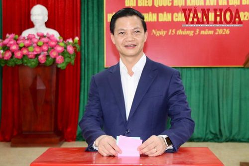 Chủ tịch UBND tỉnh Thái Nguyên Vương Quốc Tuấn bỏ phiếu sau khi hoàn tất các bước theo quy định