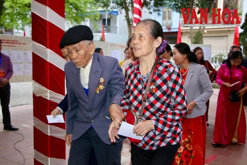 Người dân xếp hàng tại khu vực bỏ phiếu số 13