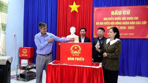 Cử tri tại Quảng Ngãi tham gia bỏ phiếu trong không khí phấn khởi, trang trọng