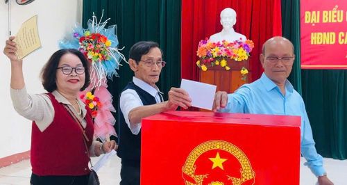 Theo ghi nhận ban đầu, ngày bầu cử tại Quảng Ngãi diễn ra an toàn, đúng quy định