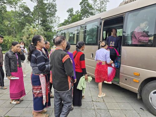 Ban Quản lý Làng Văn hóa - Du lịch các dân tộc Việt Nam đã bố trí phương tiện cũng như cử cán bộ theo hỗ trợ đoàn