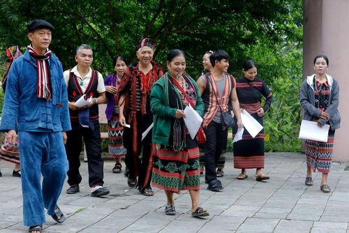 Ngay từ sáng sớm, đồng bào các dân tộc đã dậy sớm, mặc những bộ trang phục đặc trưng của dân tộc mình đi Ngày hội non sông