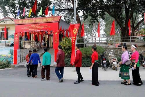 Đồng bào đến khu vực bỏ phiếu số 19 của xã Đoài Phương, các Làng Văn hóa - Du lịch các dân tộc Việt Nam gần 10km để bỏ phiếu