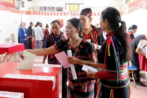 Đồng bào các dân tộc tại Làng bỏ phiếu