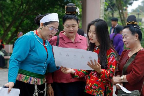Trước khi đến điểm bầu cử, đồng bào tìm hiểu, nghiên cứu về các ứng viên để có sự lựa chọn chính xác, đúng đắn