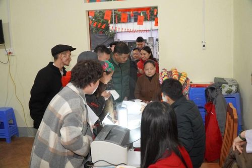 Cử tri được các tổ bầu cử hướng dẫn kiểm tra danh sách, nhận phiếu và thực hiện các bước bỏ phiếu theo đúng quy định