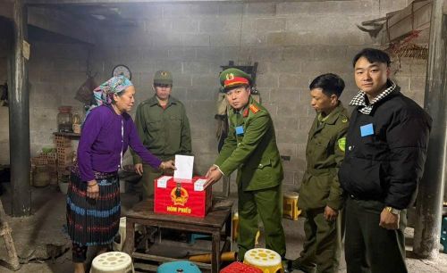 Với những cử tri không thể tự đến bầu cử, tổ bầu cử mang hòm phiếu phụ tới tận nhà để cử tri được bỏ phiếu