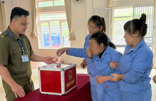 Cử tri là người cai nghiện ma túy tại Cơ sở cai nghiện số 2 tỉnh Thanh Hóa thực hiện quyền bầu cử